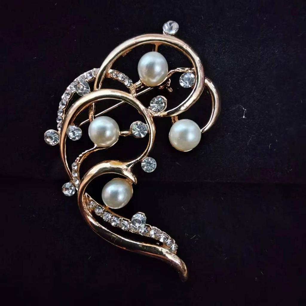 High-End Luxury Flower Pearl Brooch and Corsage Pin – Creative Versatile Accessory