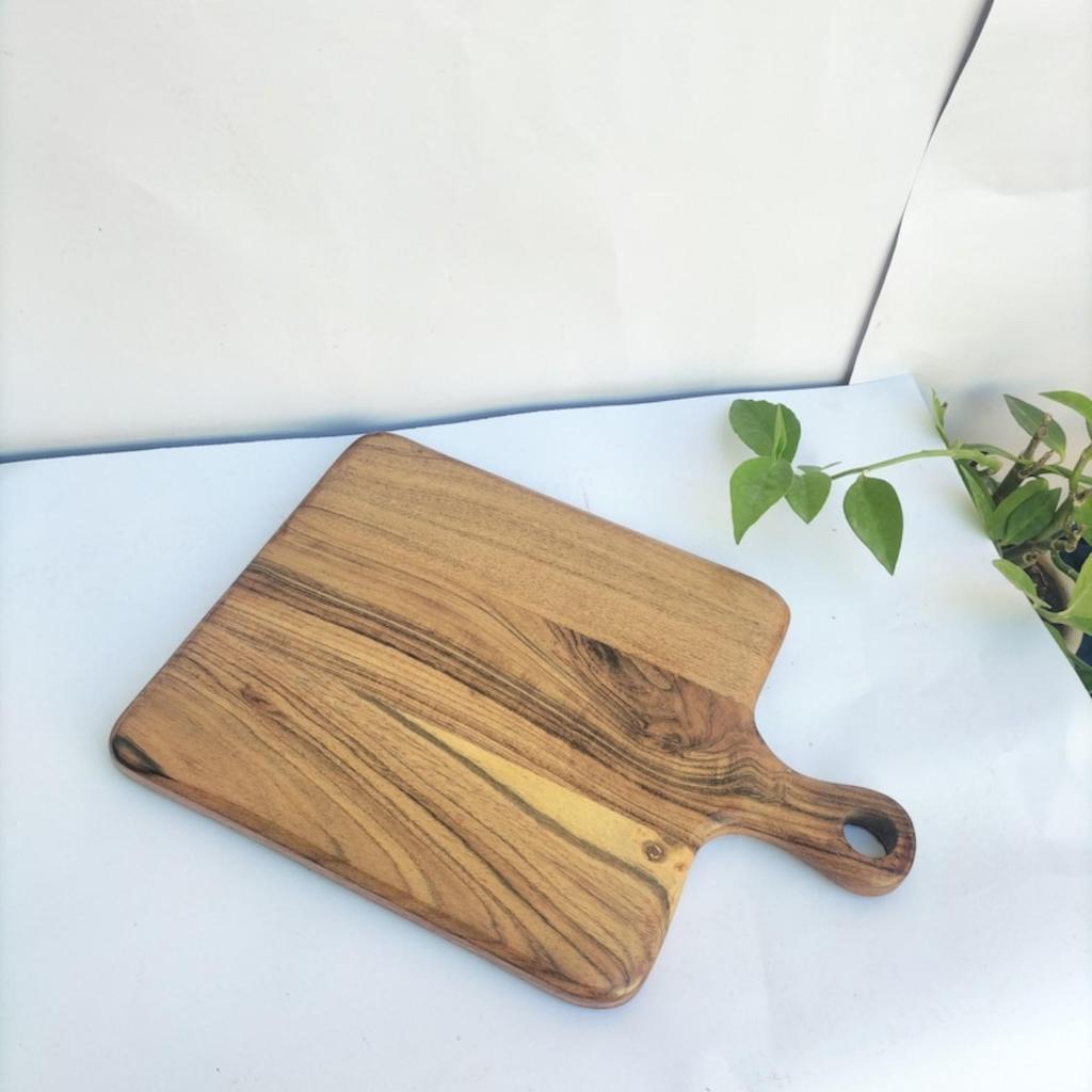 Handwerkliche Freude: Handgefertigtes Fisch-Wurstbrett - Schneidebrett aus Naturholz