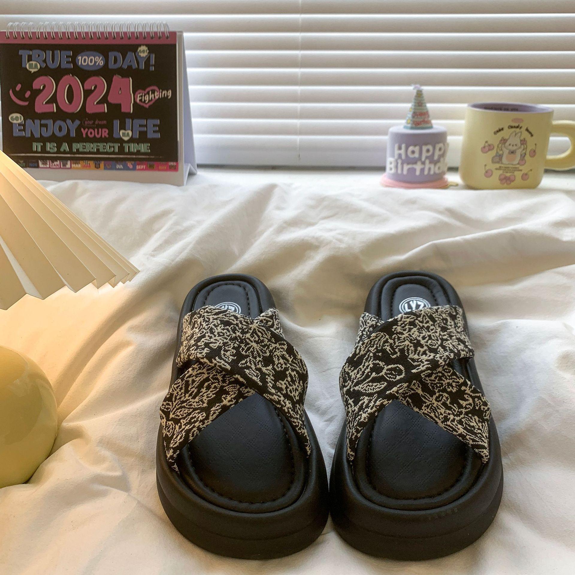 

Thick-soled cross-strapped cool slippers for women s outer wear summer 2025 new retro heightening versatile casual Roman beach shoes 35 чорний