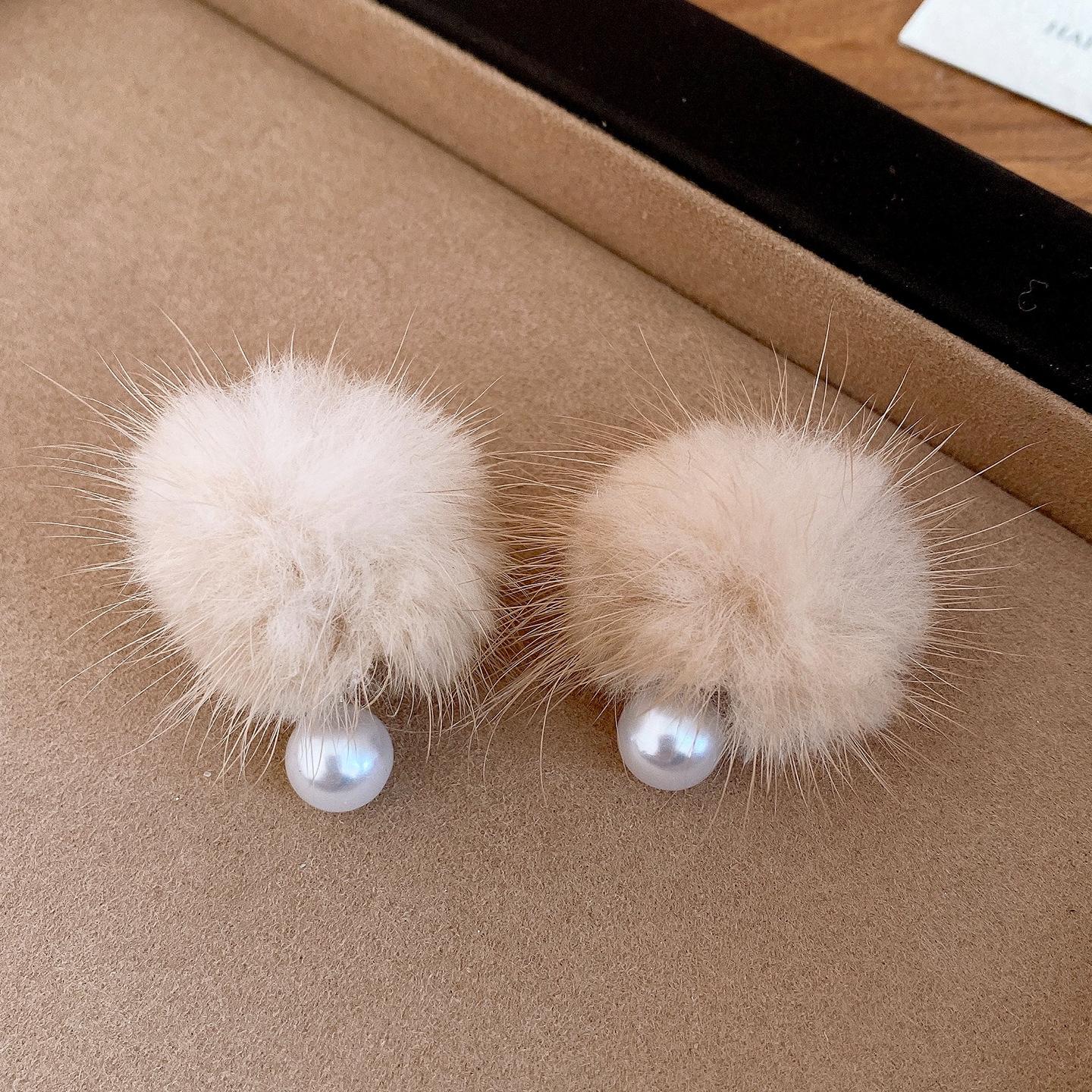 Autumn and winter Korean gentle geometric hairball pearl earrings light luxury stud earrings temperament personalized earrings women
