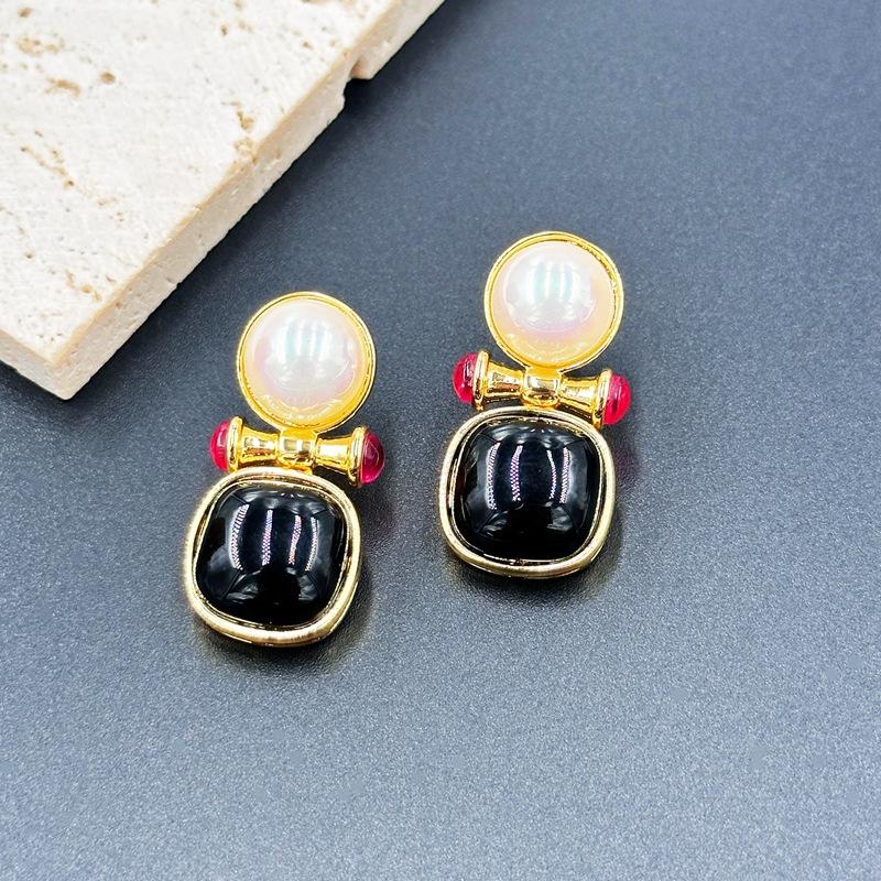 Fashion Light Luxury High-End Stud Earrings Medieval Geometric Women S Contrasting Color Earrings