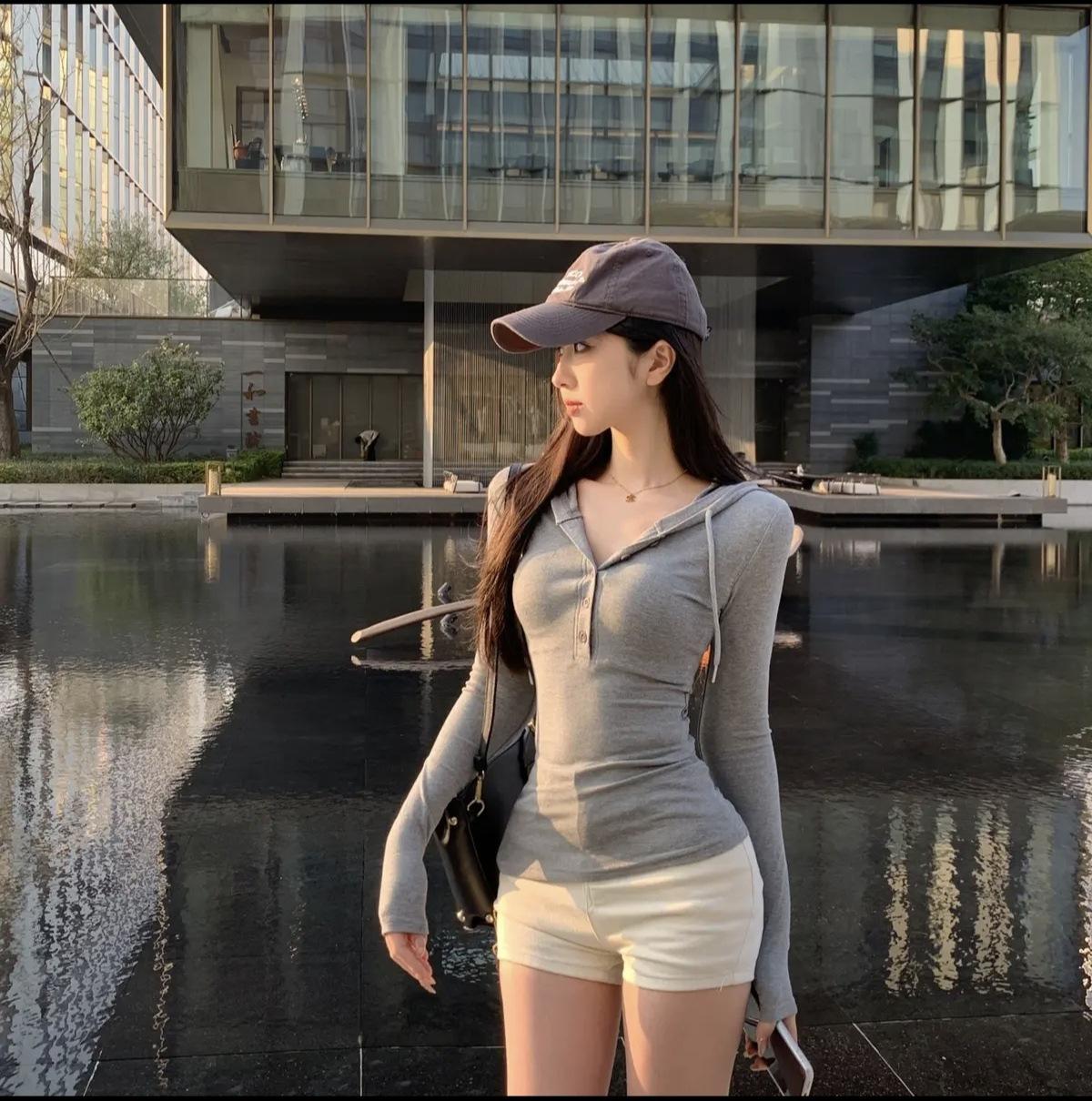 

Американская Острая Девушка Укороченная Толстовка с Капюшоном и Длинным Рукавом Slim-Fit для Женщин - Зима 2025 M серый