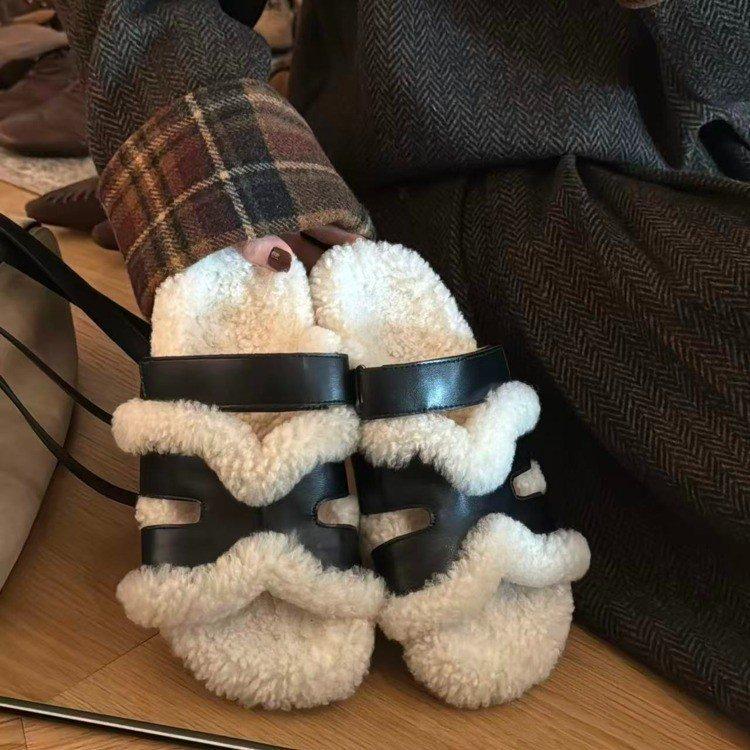 2025 soft bottom autumn and winter new open-toe comfortable daily flat bottom one-word drag black fluffy slippers women's outer wear