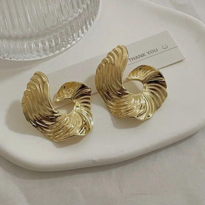 Уникальные высококлассные асимметричные металлические плиссированные серьги-гвоздики Дизайн 2025 золотой