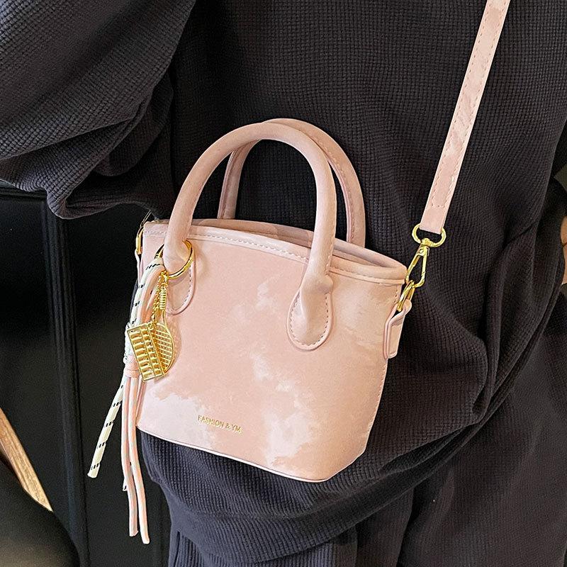 Spring Hot Sale Niche Design Premium Texture Portable Bucket Bag Korean Version Casual Commuting Foreign Style Messenger Women's Bag
