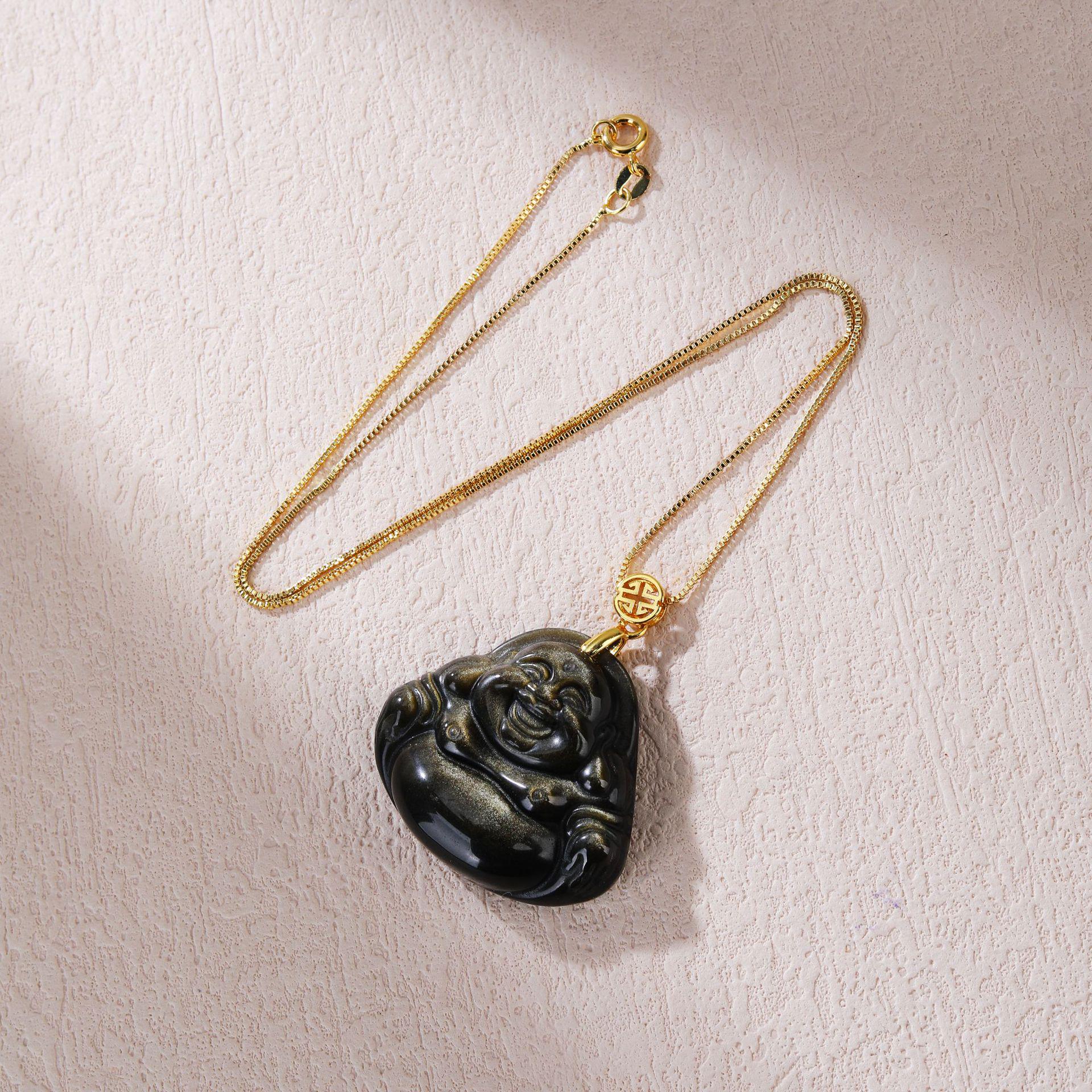 

Изысканный кулон-амулет Смеющийся Будда из натурального золотого обсидиана с цепочкой для ключицы. Natural золотистый