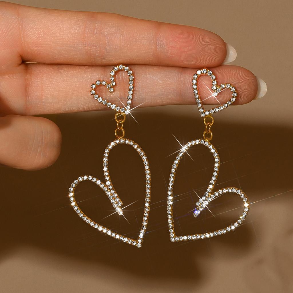 Boucles d'oreilles strassées en forme de cœur ajouré exagéré, adaptées aux filles pour un port quotidien, pour offrir en cadeau lors des fêtes et des anniversaires.