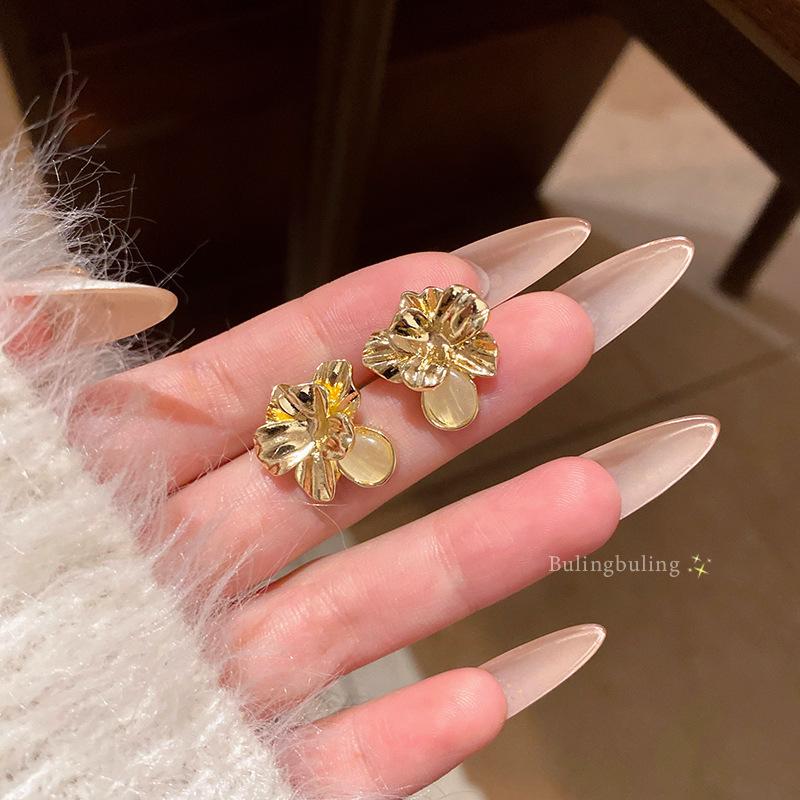 

Легкие роскошные свежие универсальные темпераментные металлические серьги с имитацией опала для женщин 1 pair