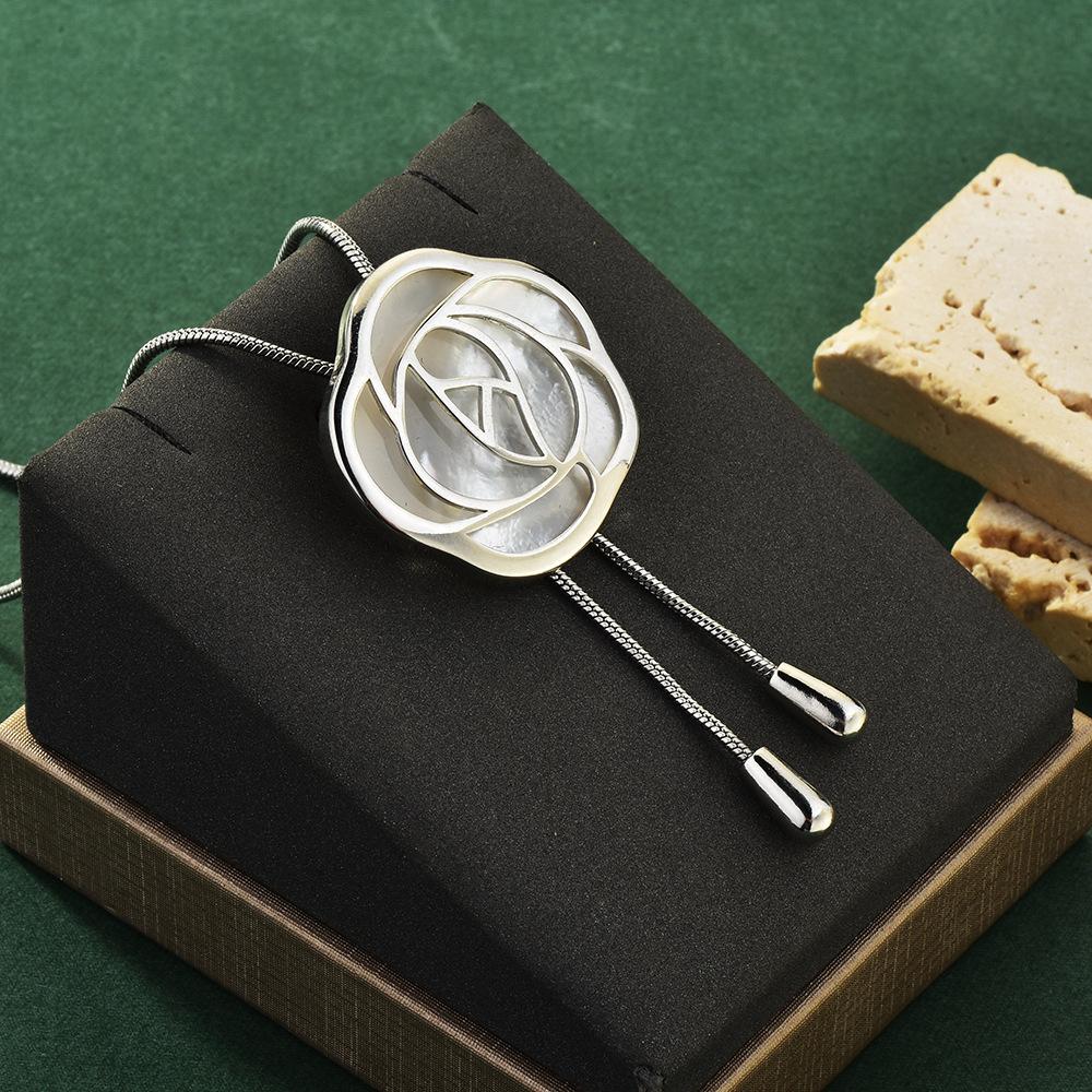 

Привлекательное ожерелье-подвеска в виде цветка из ракушки с элегантным дизайном змеиной цепочки золотой