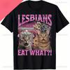 Unisex Lustiges Was Essen Lesben Katze Aufdruck T-Shirt Kräftige Rosa Schrift 4 Katzen Wärmeübertragungsdrucke Unisex Lässiges Rundhals-T-Shirt