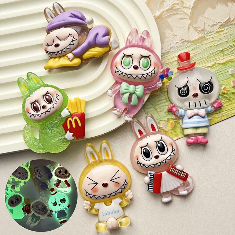 

1 шт. Светящийся Мини Мультяшный Ноктюрнесцентный Лабубу Смола Сделай Сам Ручная Работа Заколка для Волос Ободок Наклейка для Водного Стакана Аксессуары Украшение A1