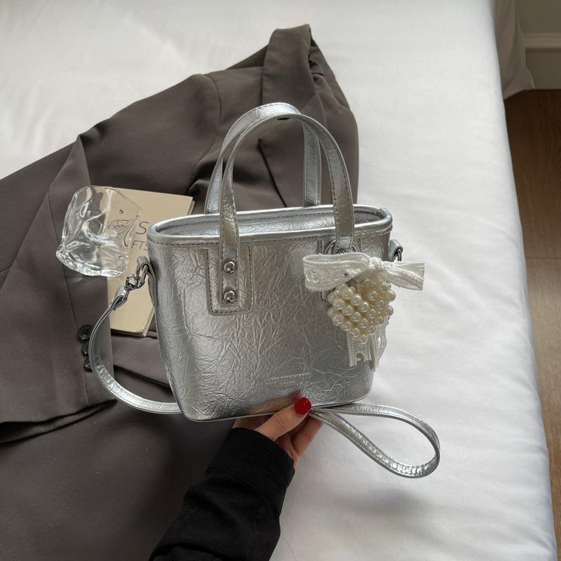 

Fashion texture casual fashionable bucket bag 2025 spring new foreign style niche fashion women s shoulder messenger bag серебряный