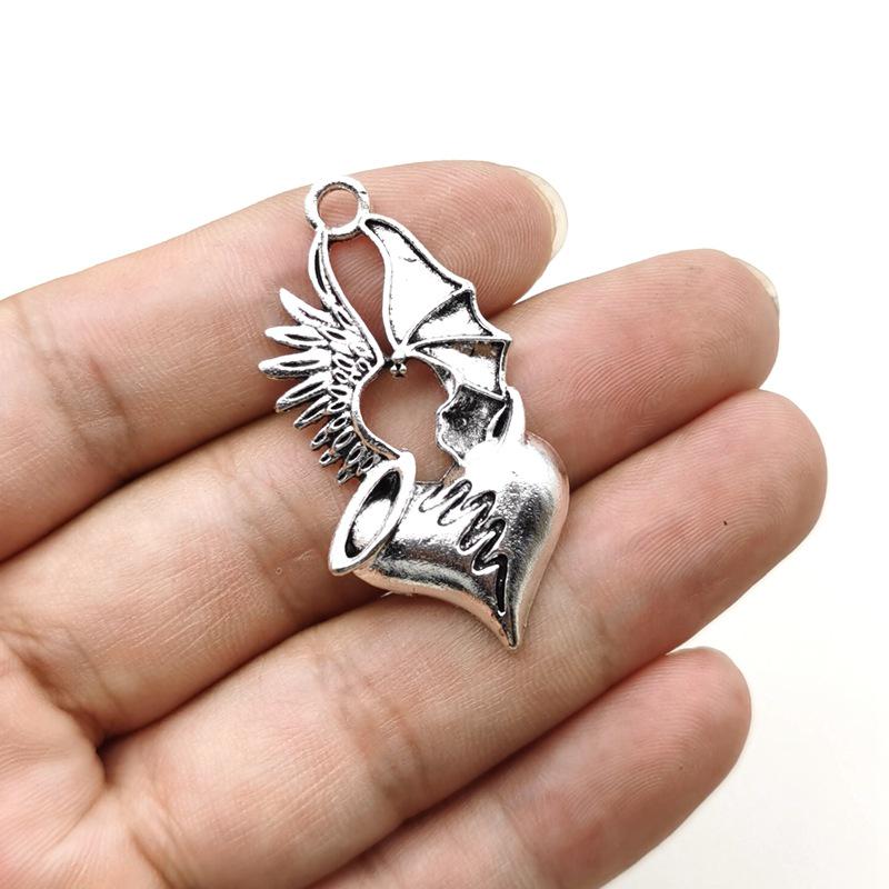 

Готический Ретро Набор Ювелирных Изделий из Сплава в Форме Сердца: Серьги, Ожерелье и Подвеска