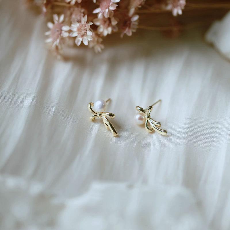 Kolczyki z perłową kokardką dla kobiet o wszechstronnym temperamencie, lśniące i wykwintne, wszechstronne, słodkie, retro
