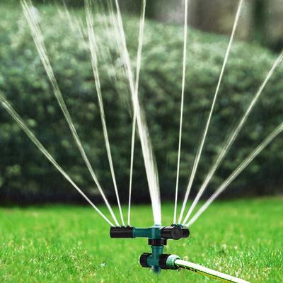 360 Grad rotierender Sprinkler mit Dreiarm-Sprüher und Kunststoff-Erdstecker-Bewässerungssprinkler