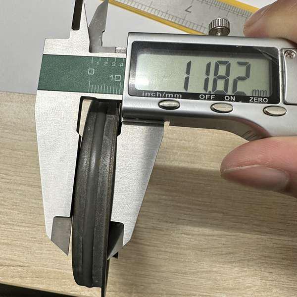 Black Metal Rear Differential Pinion Seal for Ford