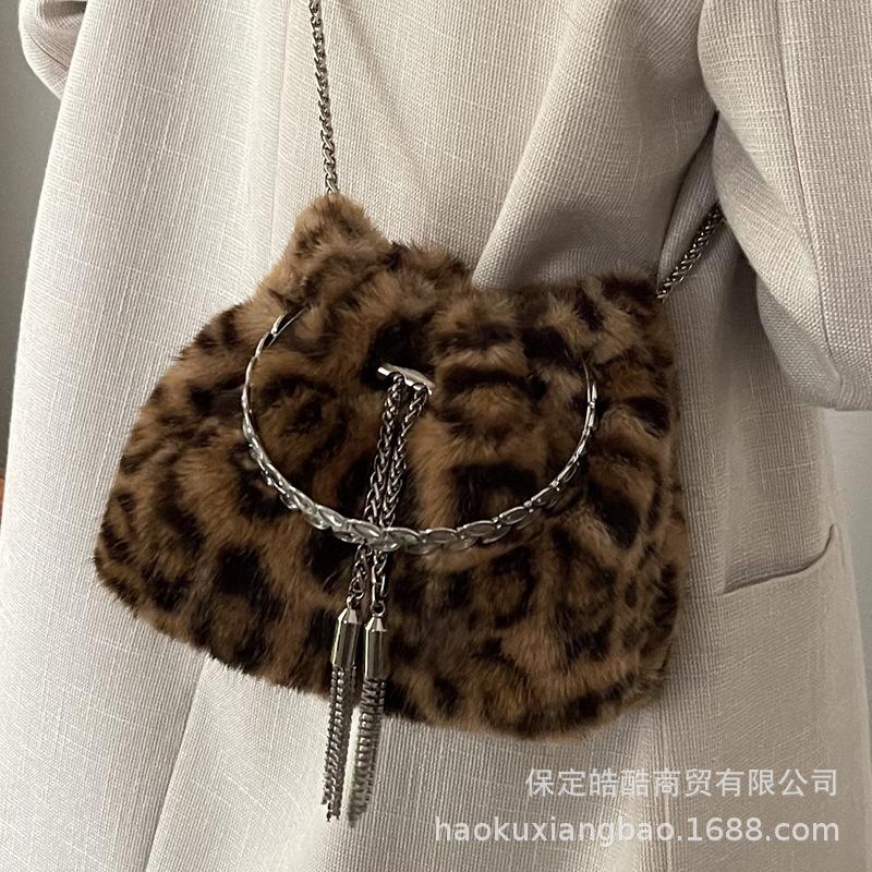 Portable Leopard Print Plush Bag Women's 2025 New Trendy Fashion Bucket Bag Versatile Portable Shoulder Bag Messenger Bag