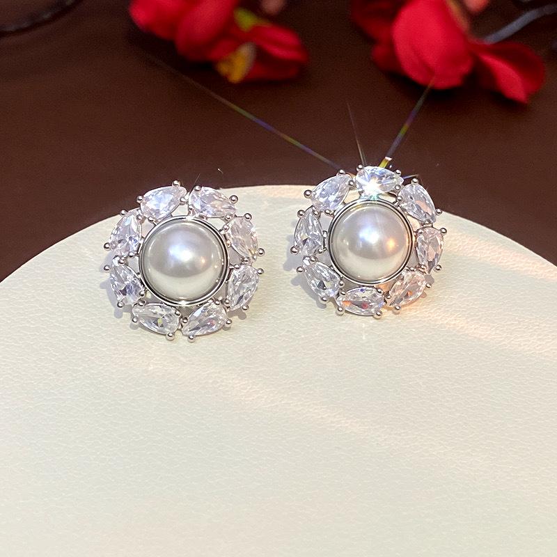 Elegant Geometric Round Zircon Earrings - Simple, Fashionable, Versatile Silver Studs