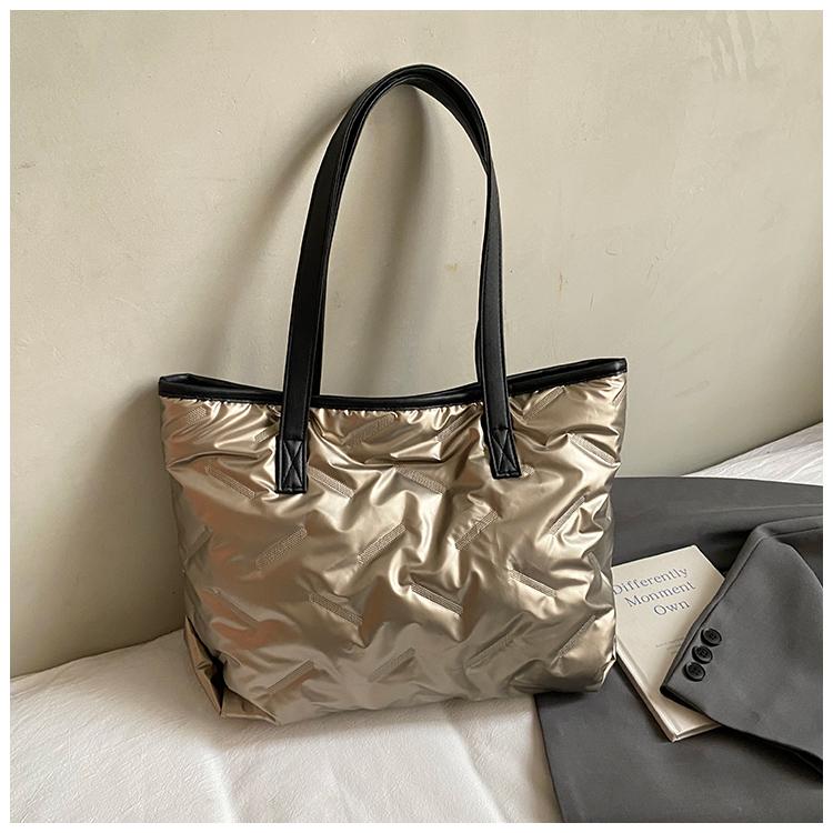 Simple and casual women's fall and winter new style bag. Simple crossbody bag. Fashiable and trendy handbag. Large capacity to