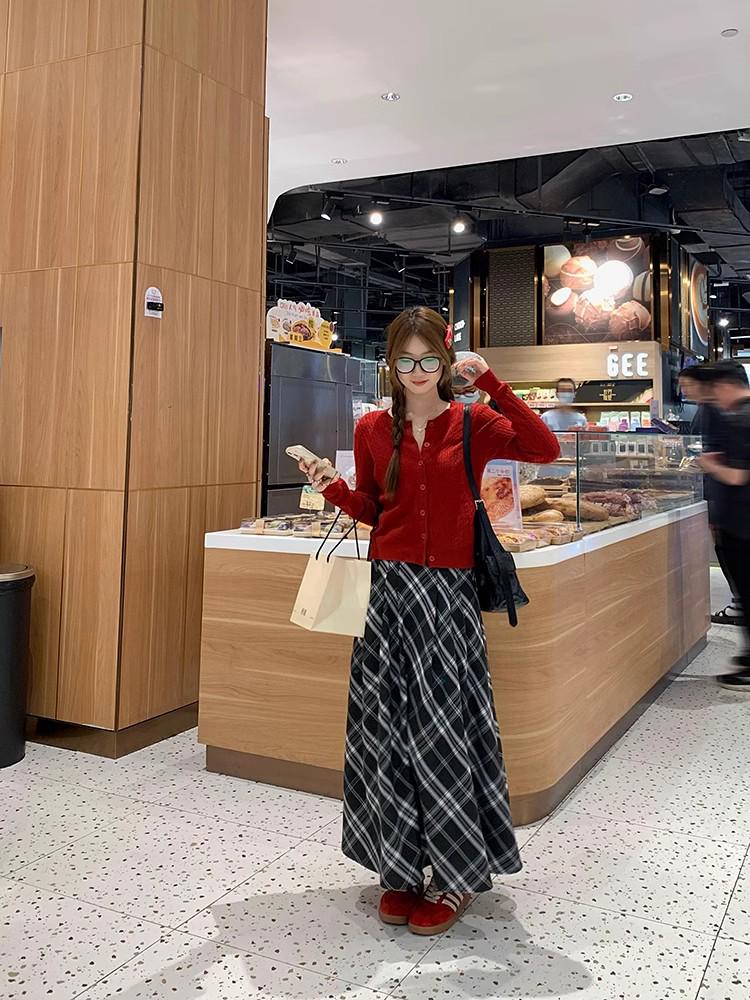 Women's Plaid Pleated Skirt - Slimming, Flaw-Hiding, Korean Style for Spring/Autumn 2025