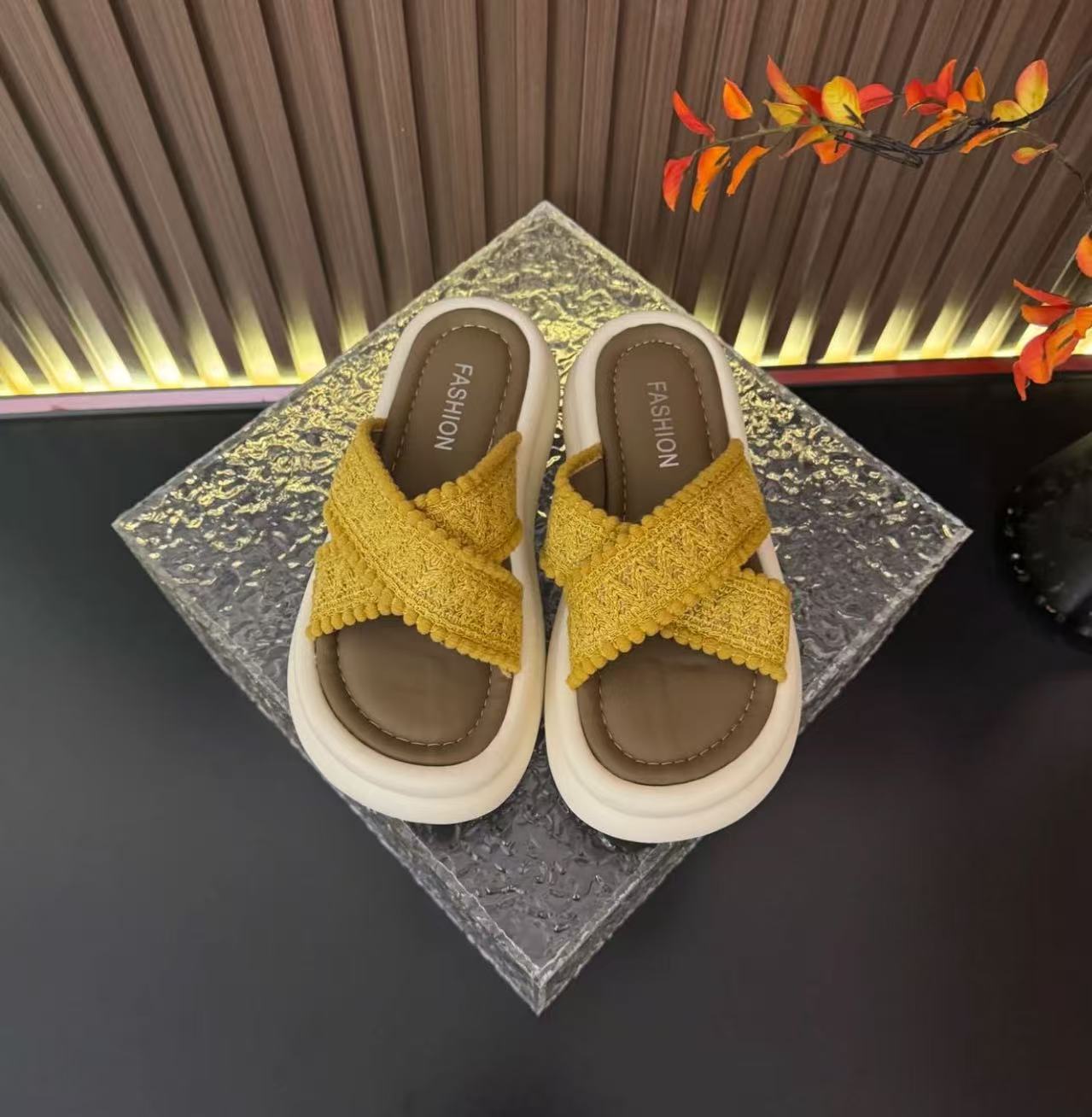 

2025 летние новые 4 см толстые наружные тапочки женские модные нескользящие дышащие пляжные классные тапочки прилив 40 жёлтый