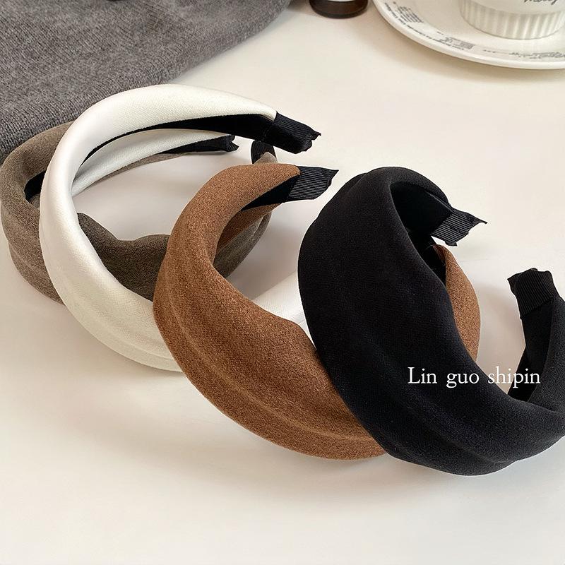 Luxury Korean Autumn/Winter Wide Fabric Hairband: Trendy Internet Celebrity Style for Shopping and Fashion.