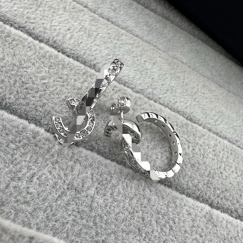 Diamond-Inlaid Rhombus Wave Earrings for Women, Coco Style, High-End, Versatile, Fashionable, Light Luxury Design