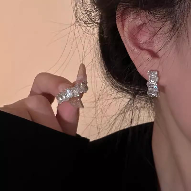 925 Sterling Silver Pearl Tassel Earrings: Elegant Women’s Luxury Drop Earrings for Autumn/Winter.