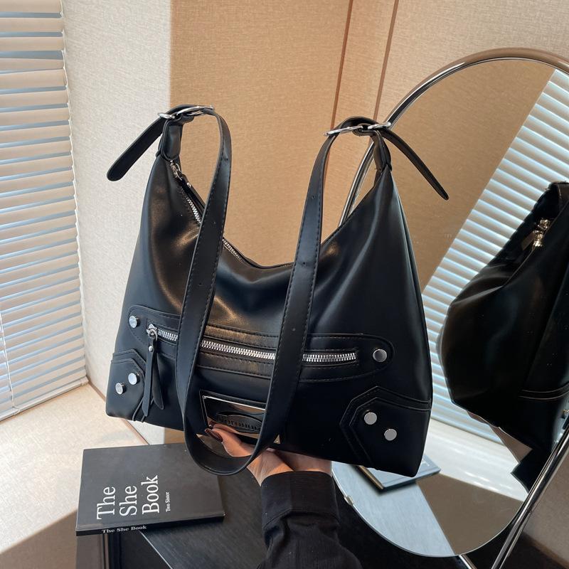 

2025 Новая женская сумка Большая вместимость Сумка через плечо Премиальный тренд Заклепки Мягкая кожа Сумка под мышкой Сумка для通勤 Сумка-багет 33*12*28 чёрный