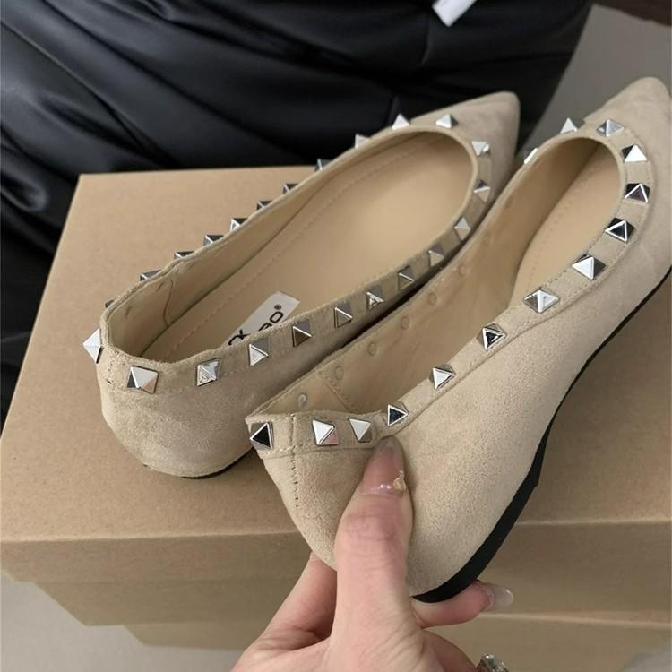 Pointed inner height increase rivet single shoes women's 2025 spring and summer new shallow mouth soft sole red wedding shoes banquet ladyshoes