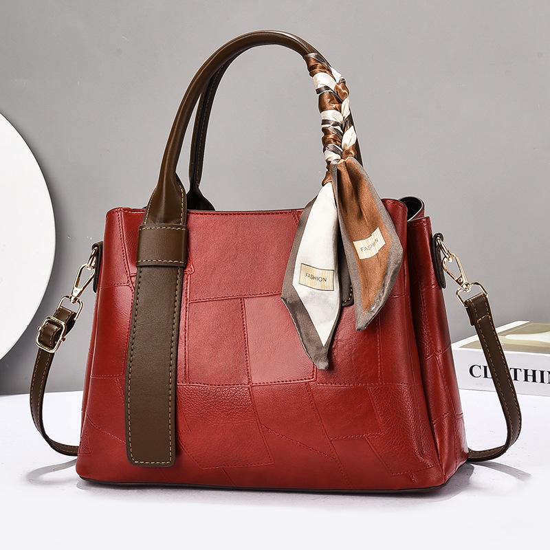 

Simple women s bag soft leather mother bag women s 2025 new middle-aged women s bag atmospheric handbag large capacity бордовый