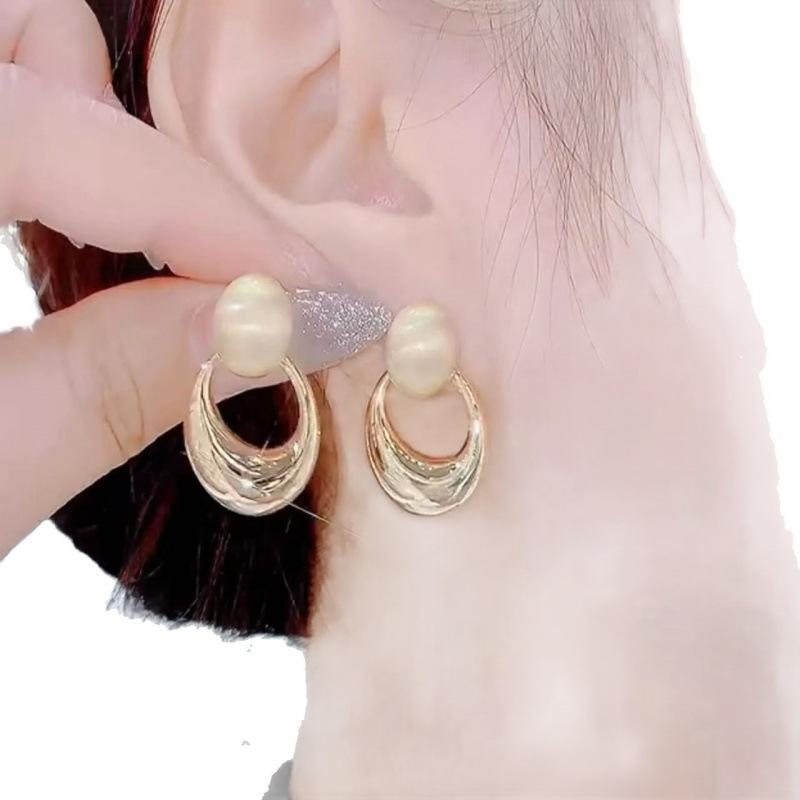 

Розкішні універсальні європейські та американські сережки з висококласним відчуттям золотий