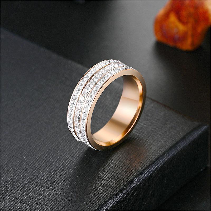 Anel Elegante de Zircônia Céu Estrelado: Jóias de Casal da Moda em Aço Titânio para Mulheres