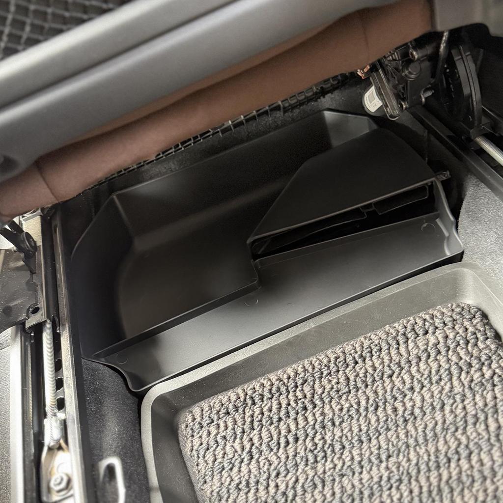 Volvo XC60/XC90 (2018-2026) Pudełko do przechowywania pod siedzeniem kierowcy