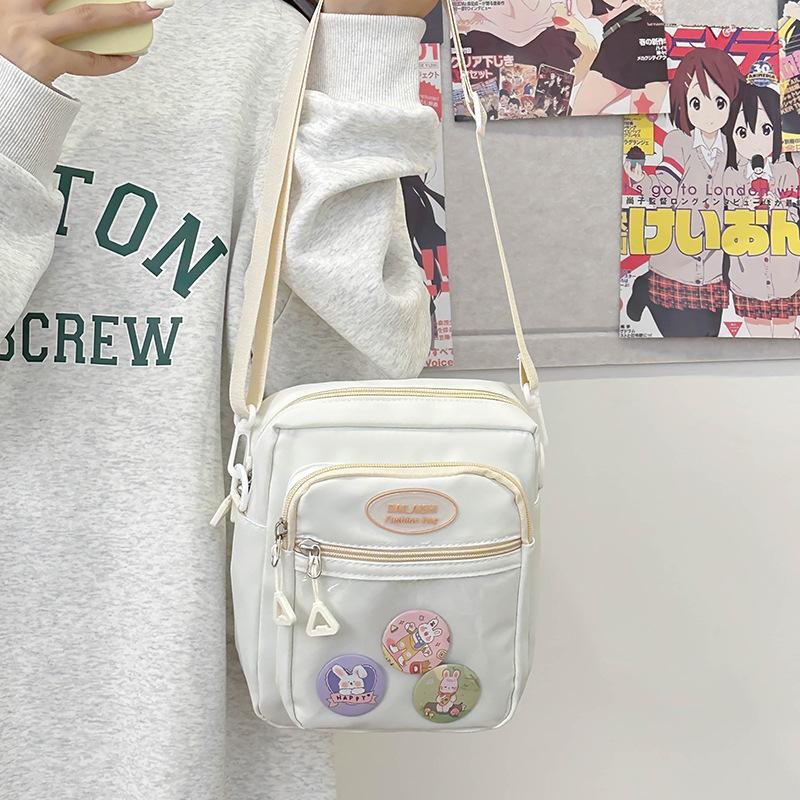 Eine süße und farblich abgesetzte Umhängetasche mit einem einzelnen Schultergurt