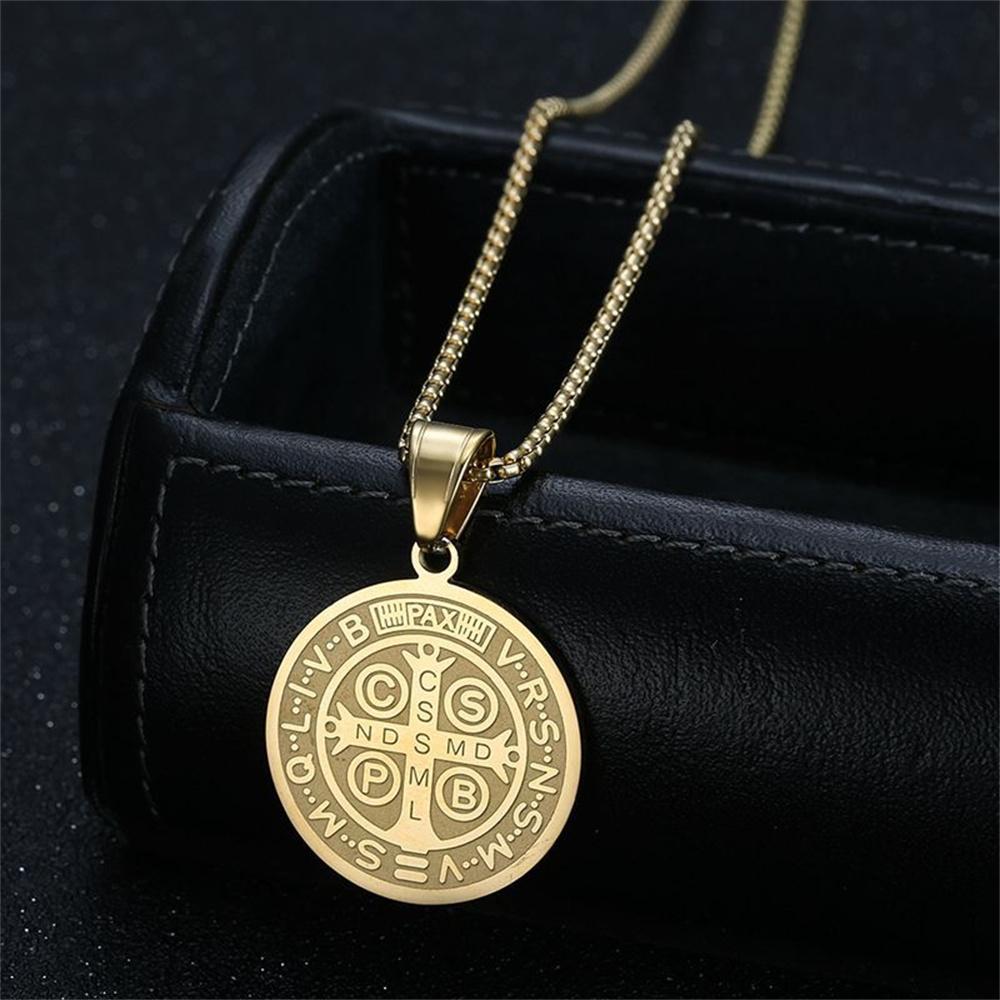 Medaglia Sacra di San Benedetto Ciondolo Colore Oro Acciaio Inossidabile Croce di Gesù Collana Rotonda per Donne Uomini Gioielli alla Moda Regalo
