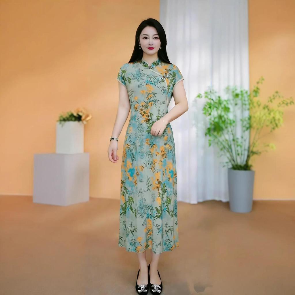Elegant Retro Cheongsam: Floral Print, Slim-Fit, Short Sleeve, Over-the-Knee Dress.