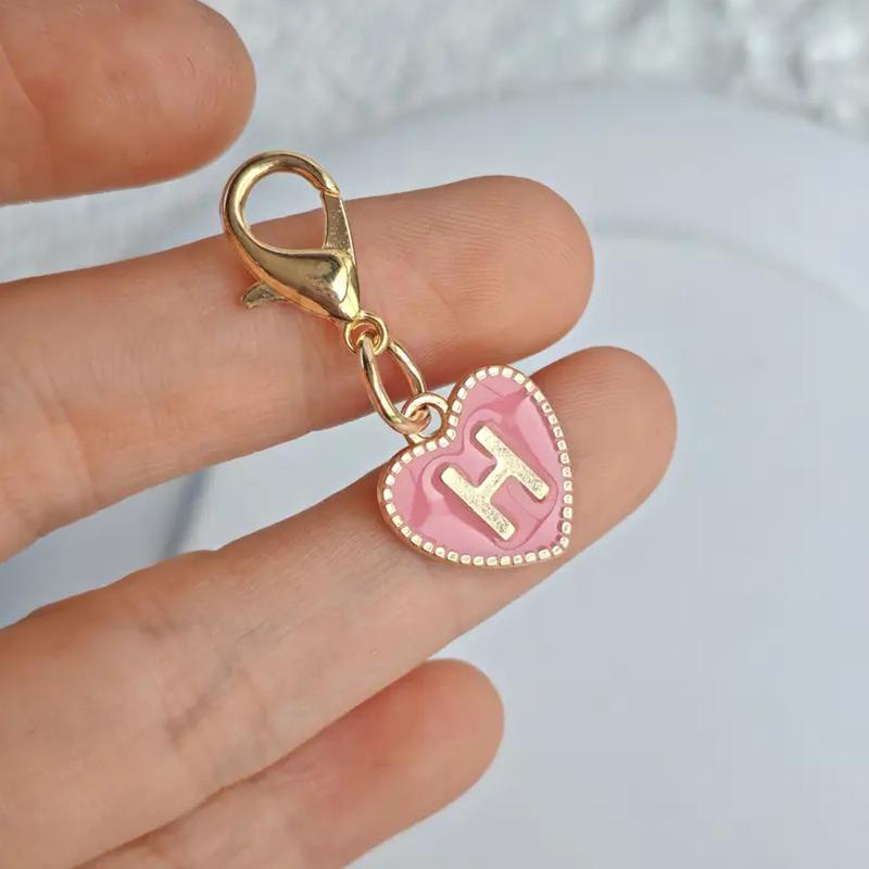 Gorąca sprzedaż 26 liter angielskich różowy dwustronny breloczek z brzoskwiniowym sercem w kształcie serca stopowy dodatek wisiorek