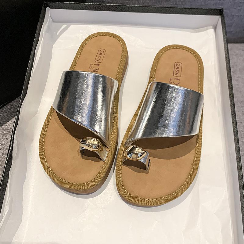 

Однословный набор шлепанцев с перемычкой для женской уличной одежды 2025 лето новый однопедальный на плоской подошве с металлической пряжкой универсальные крутые шлепанцы 40