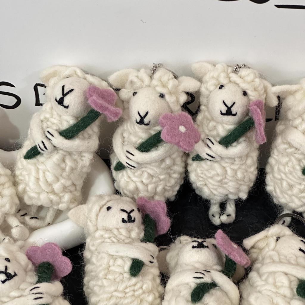 Ręcznie robiona owieczka z filcu wełnianego Breloczek Dekoracja Prezent