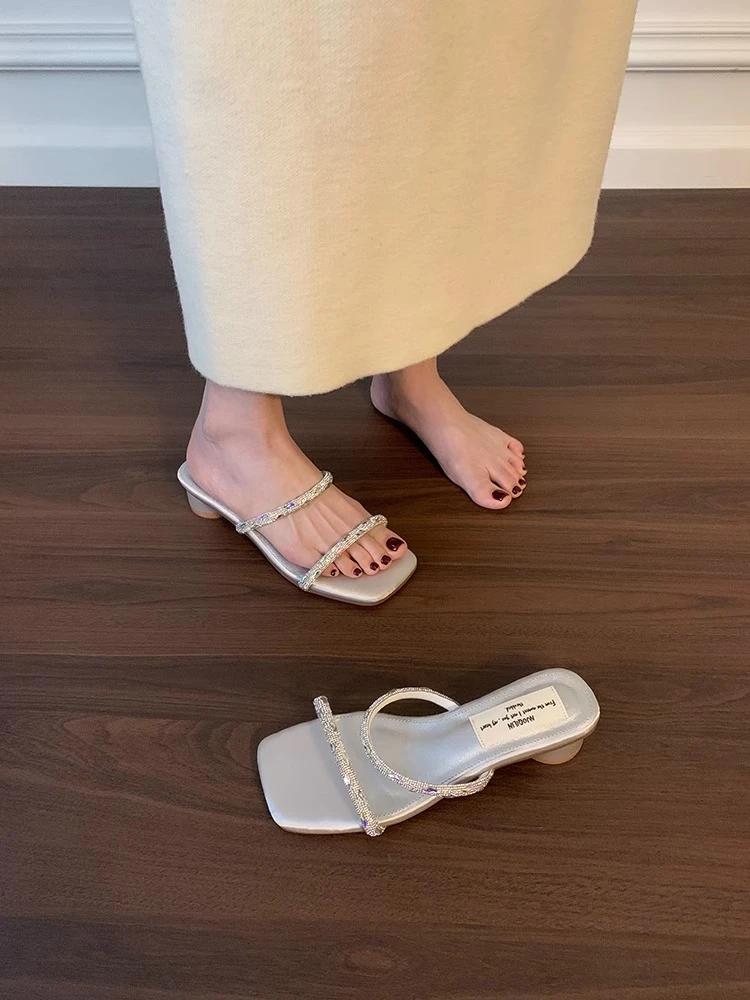 

Мода Новые Летние Сексуальные Босоножки с Открытым Носком Женские Водяной Бриллиант Блестящие Головные Банкетные Высокие Каблуки Резиновые Женские Шлепанцы с Квадратным Носком 35