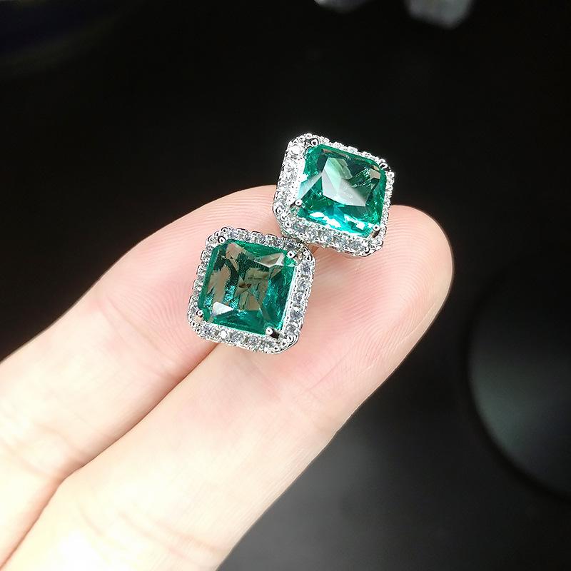 

Премиальные серьги-пусеты «Принцесса» с инкрустацией 1-каратными квадратными мозамбикскими гранатами высокого качества с покрытием