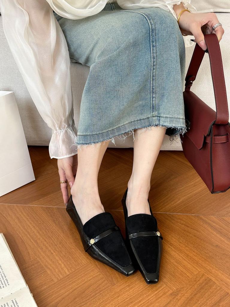 French retro single shoes women wear high-end pointed small leather shoes women's cream oilskin thick heel Mary Jane shoes women 2025