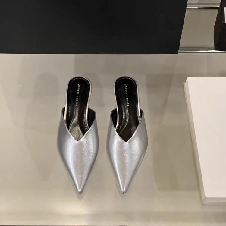 

Мягкая кожа Мягкие слипоны с острым носком Тапочки для женщин Летняя мода Уличная одежда Клиновидный каблук Сандалии-слипоны Баату 42 серебряный