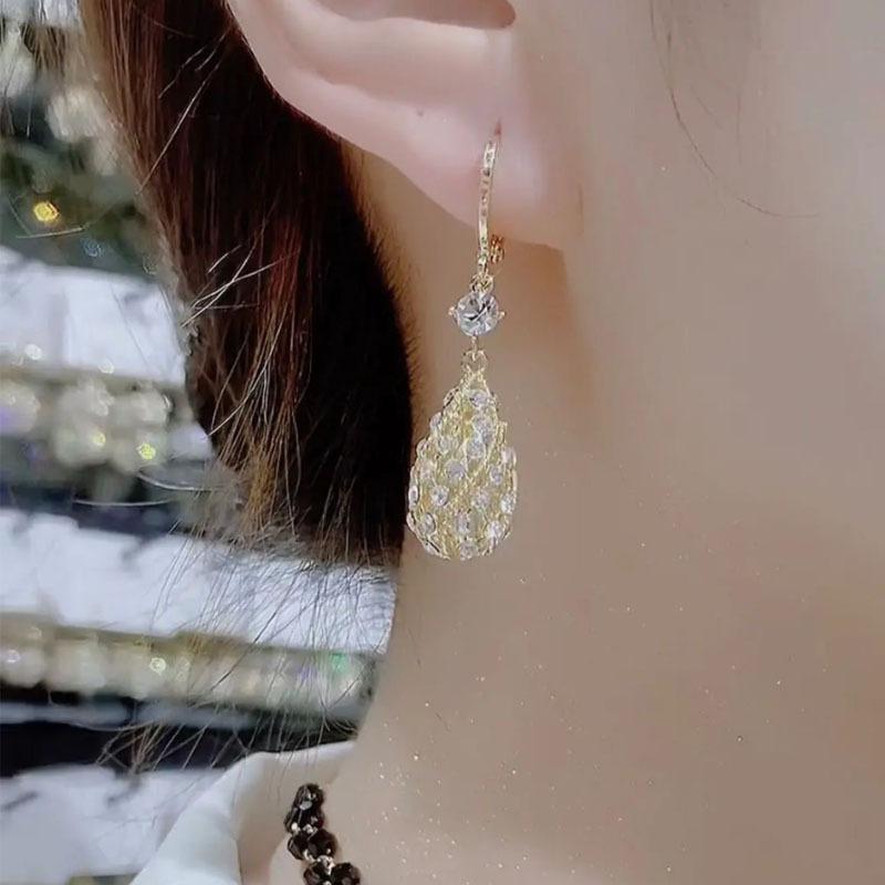 Waterdrop Earrings - Elegant and Fashionable Ear Studs with Luxurious Design.
