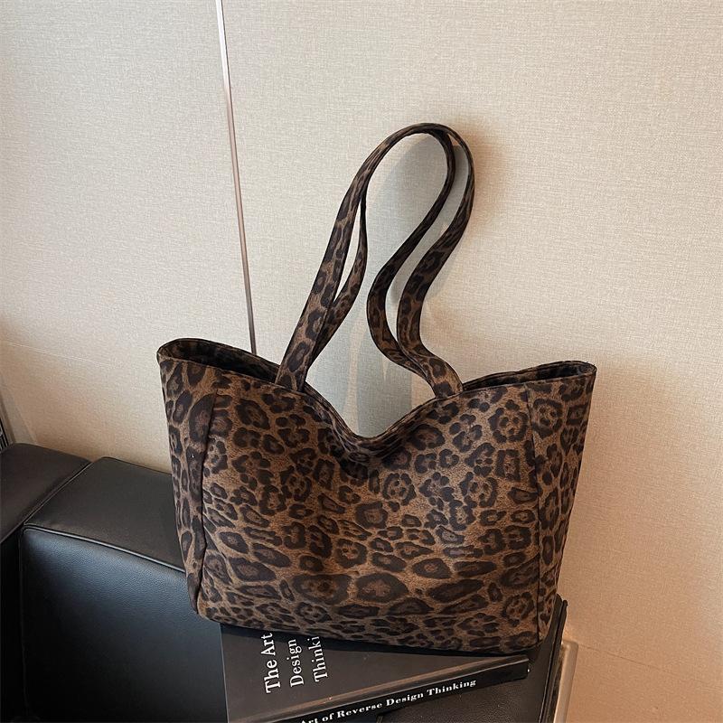 

Leopard print niche triangular tote bag women s large capacity underarm bag wind retro flannel single shoulder portable commute