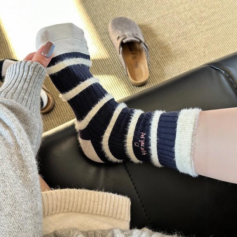 Retro Contrasting Striped Medium Tube Socks Children'S Autumn And Winter Warm Plush Boneless Stacking Socks Soft Waxy Letter Embroidered Cotton Socks