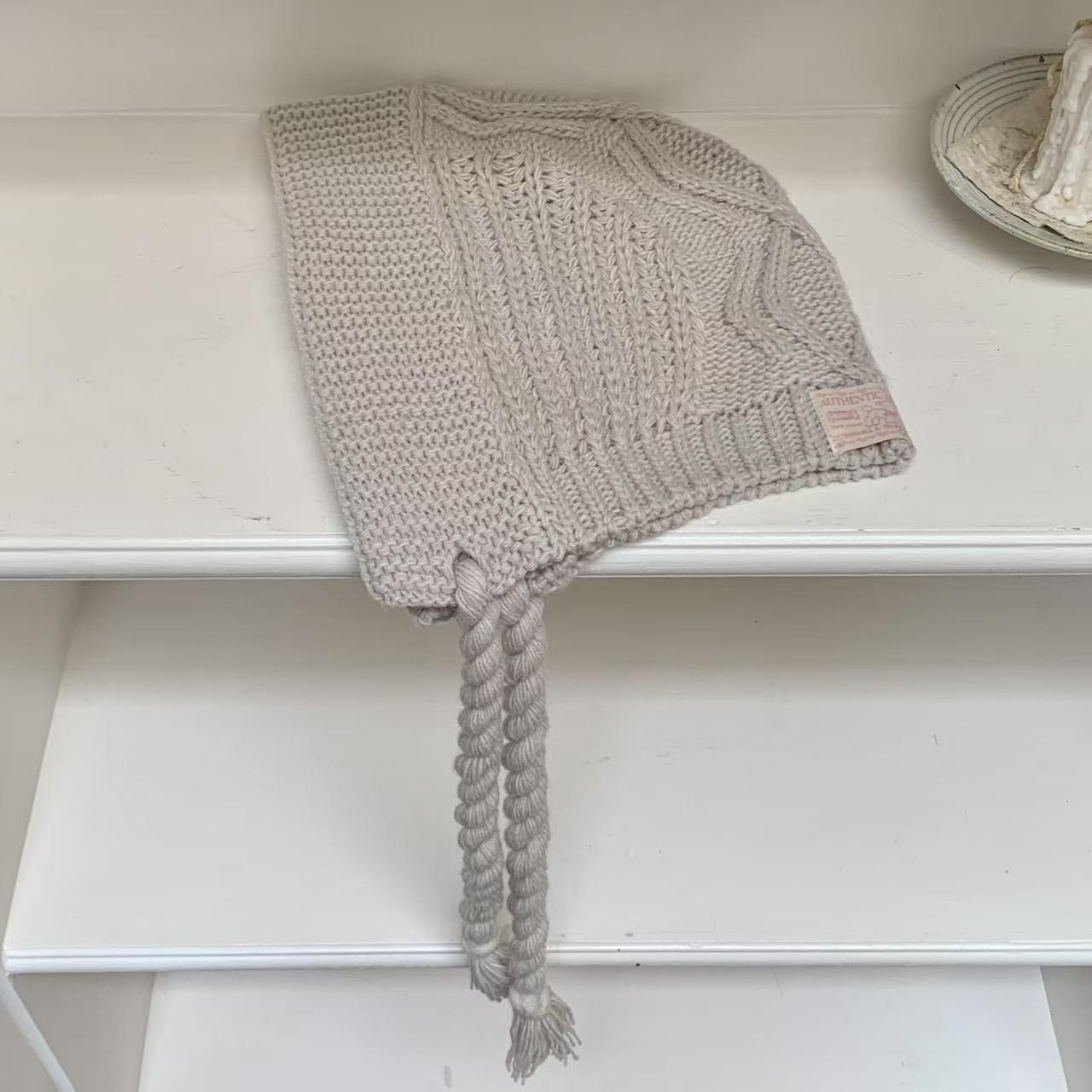 

2025 Женская красная вязаная рождественская шапка с защитой ушей, корейский стиль с завязками для зимы бежевый