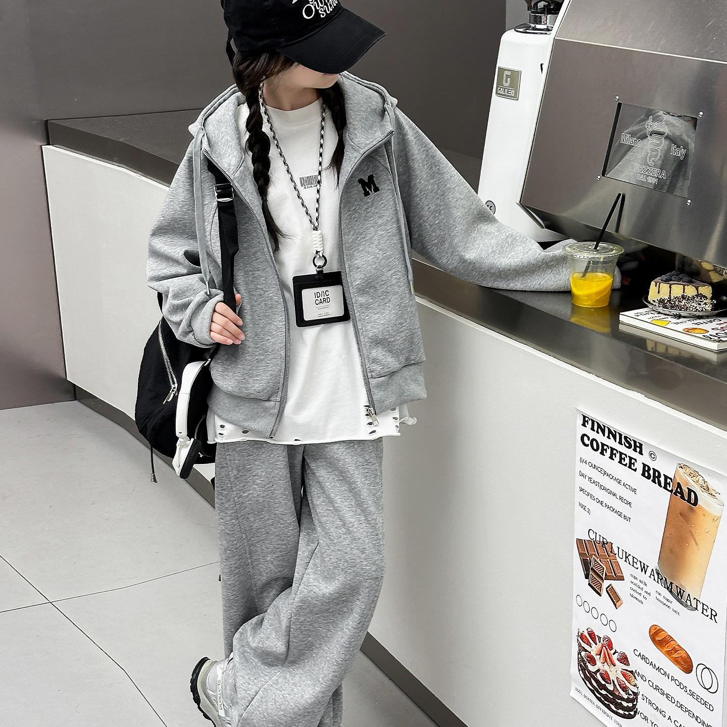 

Girls Autumn 2025 Two-Piece Set: Fashionable Embroidered Hooded Sweatshirt & Jacket - Casual Sporty Style. 140 cm сірий колір