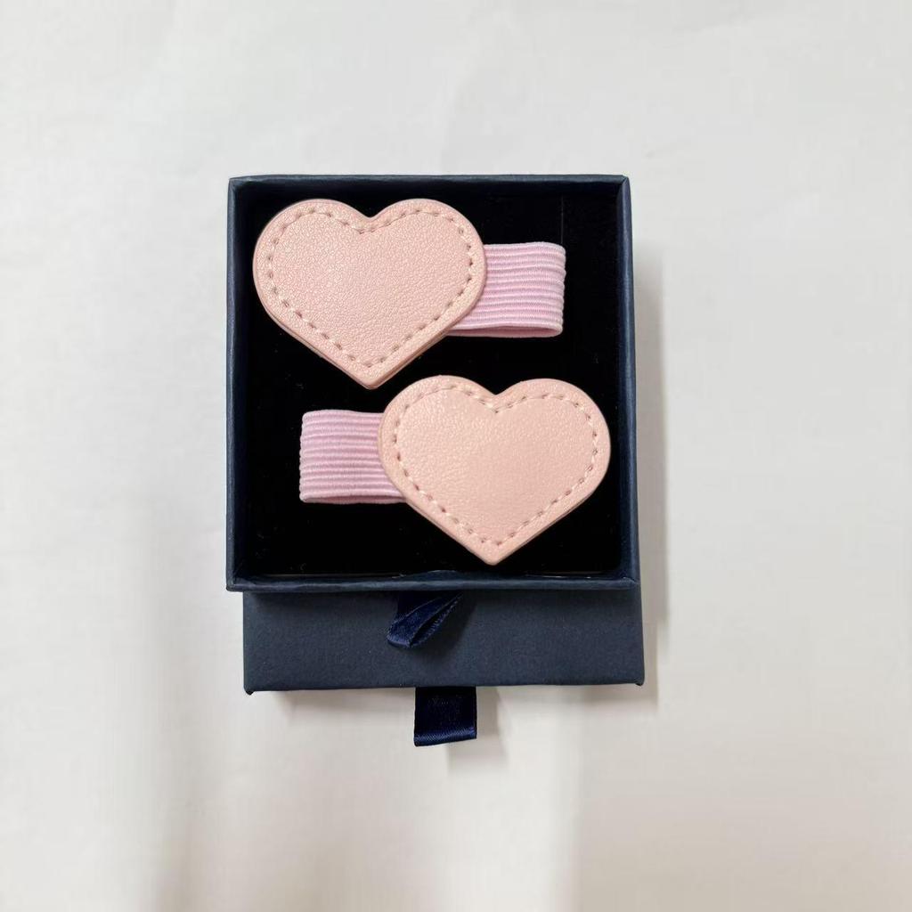 Heart-shaped Leather Magnetic Bookmark with Pen Holder